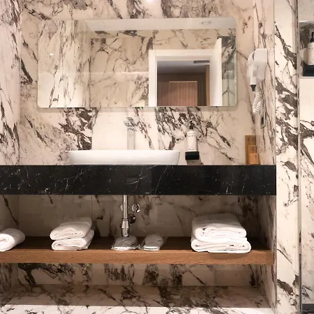 Marinaj & ホテル 4*