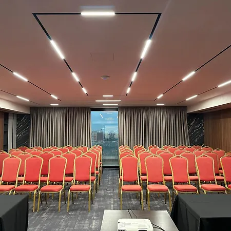 Marinaj & 4* ティラナ