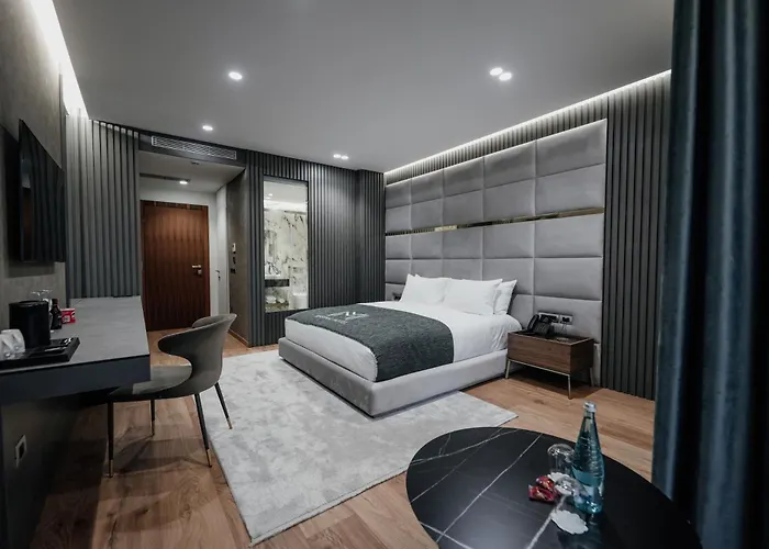 Marinaj & 호텔 티라나